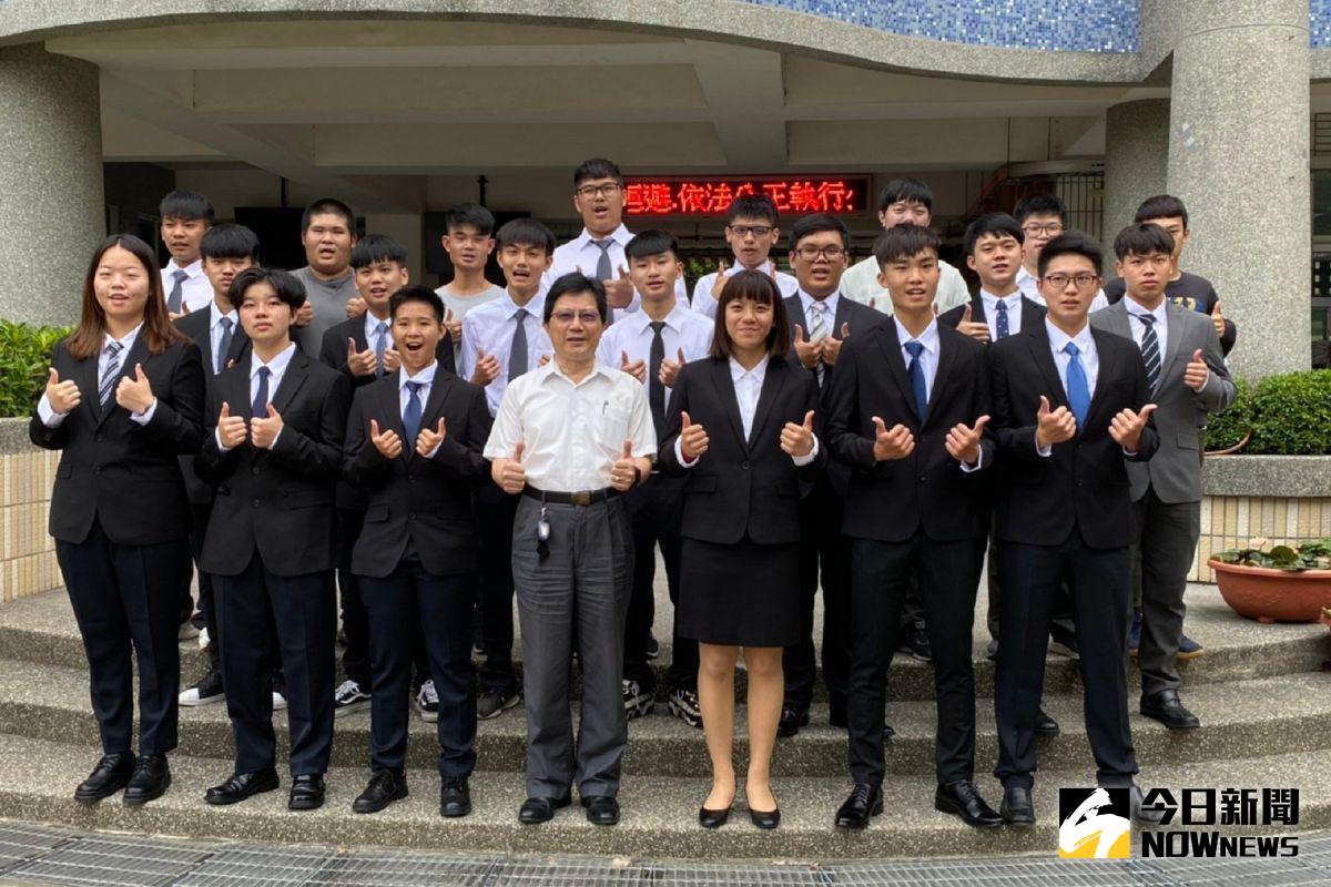 ▲校長與科學展覽會參賽者合照。（圖／記者洪佳伶攝,2020.05.20）