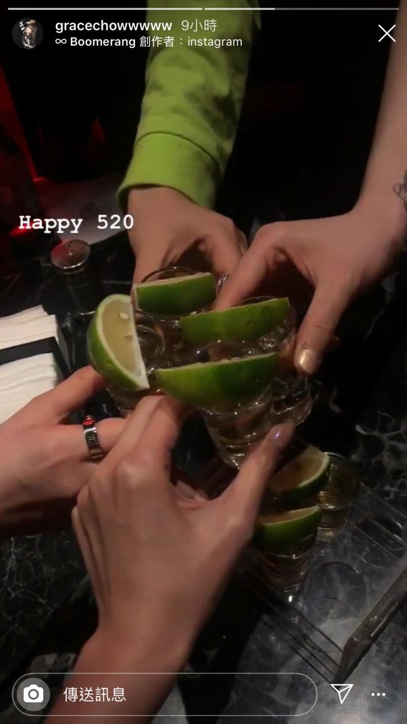 ▲周揚青和朋友們一同飲酒。(圖/周揚青IG)