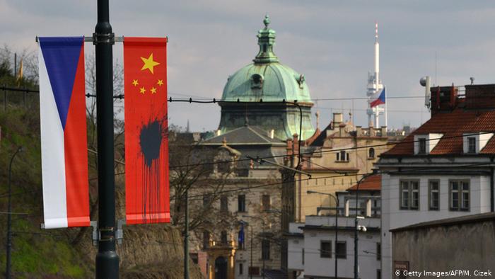 ▲2019 年捷克布拉格街上掛著的中國國旗遭到當地人潑漆。（圖／翻攝自 DW ）