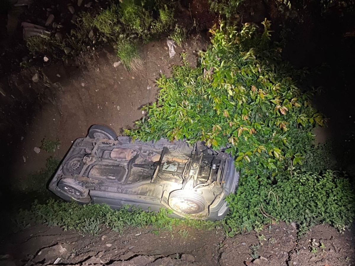 ▲男子癲癇發作，連人帶車翻落路邊大排水溝。（圖／大園分局提供）