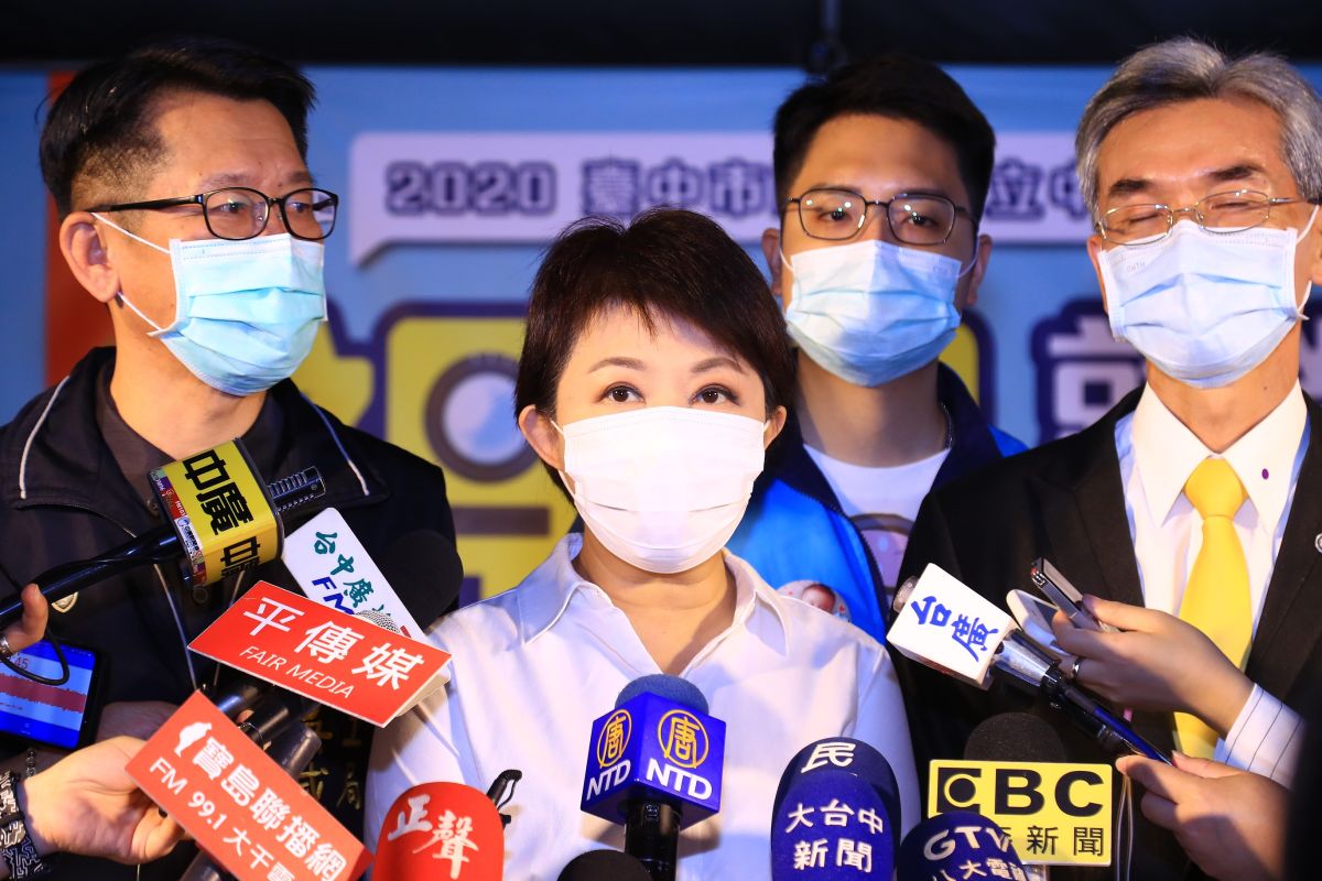 ▲台中市長盧秀燕今天宣佈，高中職以下學校做好萬全防疫措施下，畢業典禮可照辦。（圖／台中市府提供）