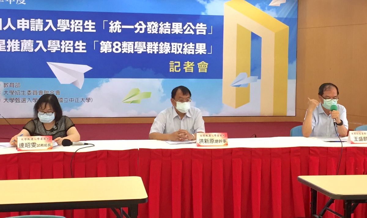 ▲個人申請入學招生，在今（21）日放榜，本屆的招生報名分發率首度突破6成，招生缺額也創下8年來新低。（圖／記者黃仁杰攝,2020.05.21）