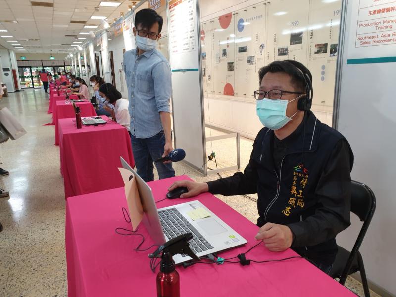 ▲台中市勞工局長吳威志親自體驗視訊面試經驗,感嘆科技始終來自人性,太方便了。(圖/金武鳳攝,2020.5.21)