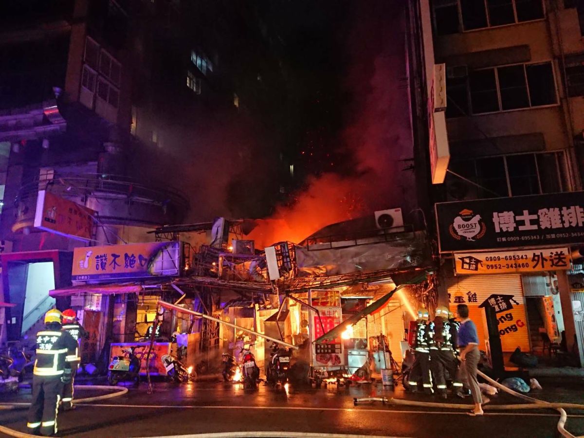 ▲中市中區中華路夜市發生住宅火警，市長盧秀燕指示，相關局處，「絕不寬貸，一定嚴懲」。(圖／民眾提供2020.5.21)