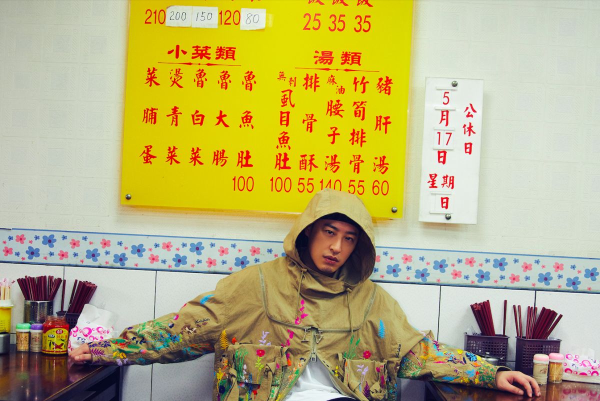 ▲潘瑋柏在影像紀實中，因為滷肉飯暴怒情緒煙消雲散。（圖／華納音樂提供）