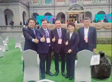 ▲有網友在五都市長合照P上一袋垃圾，意有所指地稱「六都市長合照」。（圖／翻攝自只是堵藍）