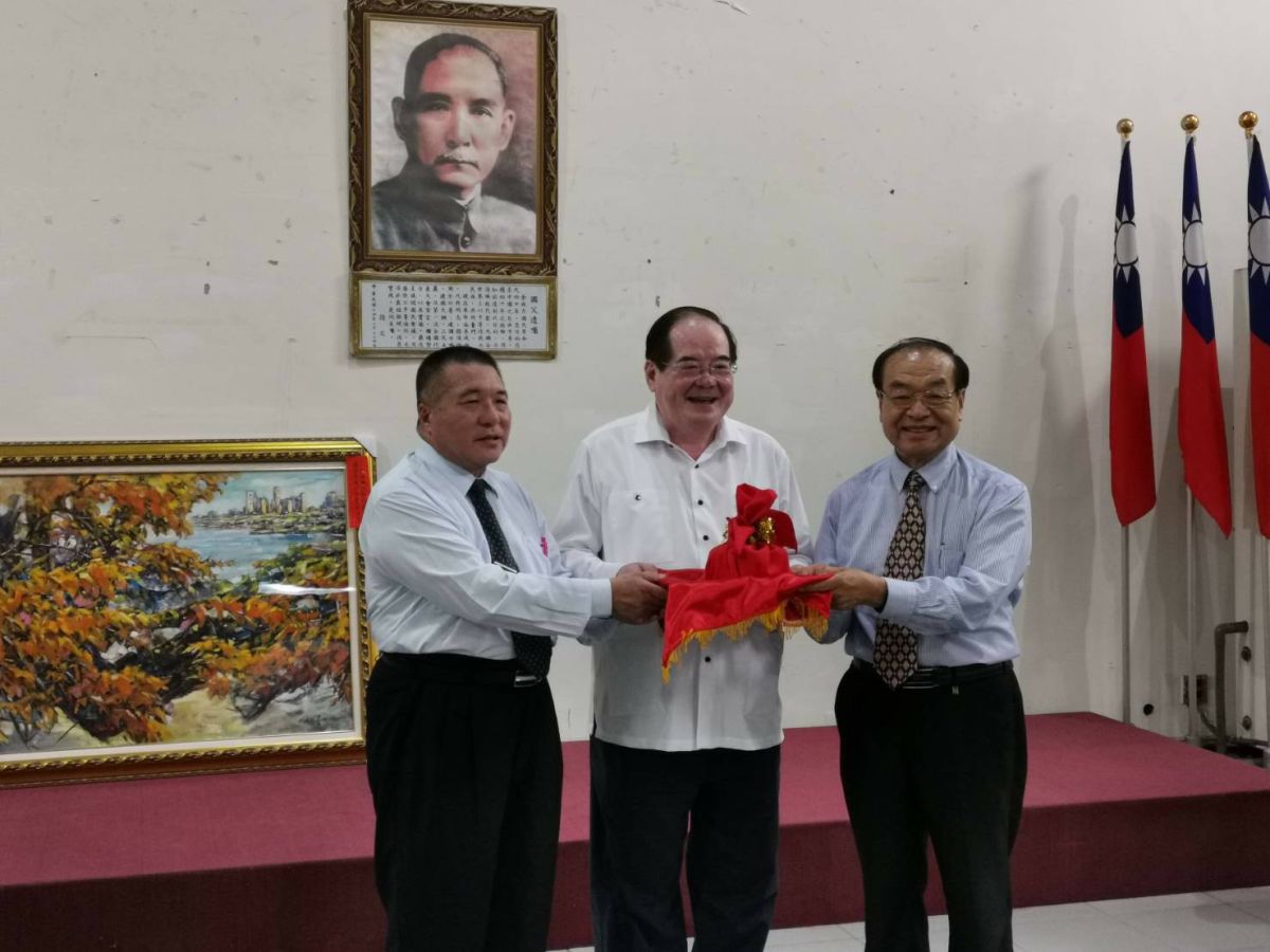 ▲國民黨台中市黨部舉行新卸任主委交接典禮，由前台中縣議長林敏霖(右一)接下主委。(圖／柳榮俊翻攝2020.5.21)