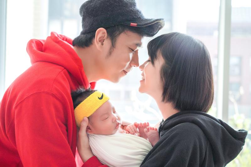 ▲香蕉哥哥、草莓姐姐結婚後,去年迎來寶貝兒子小新。(圖/圈圈兒童音樂提供)