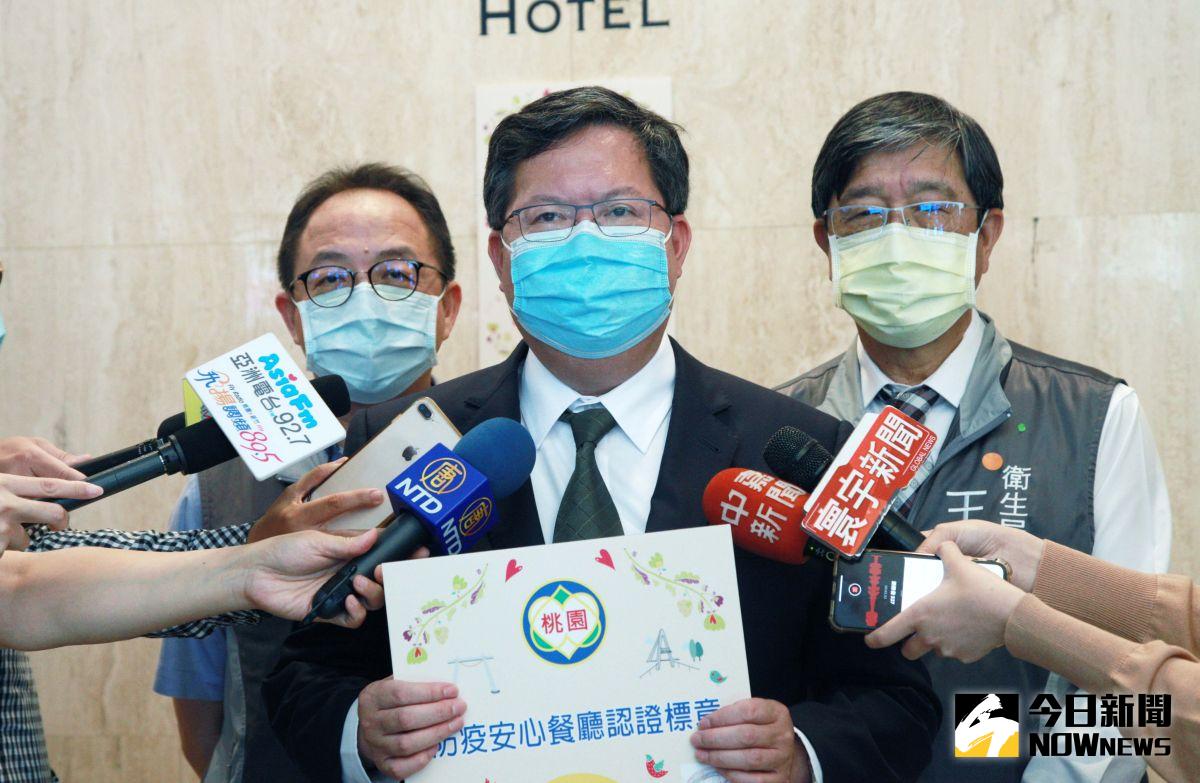 ▲鄭文燦表示，紓困金預計後續仍需向中央申請加碼，在中央款項未到位前，市府可先墊支經費，不會影響民眾領款作業。（圖／記者李春台攝, 2020.05.21）