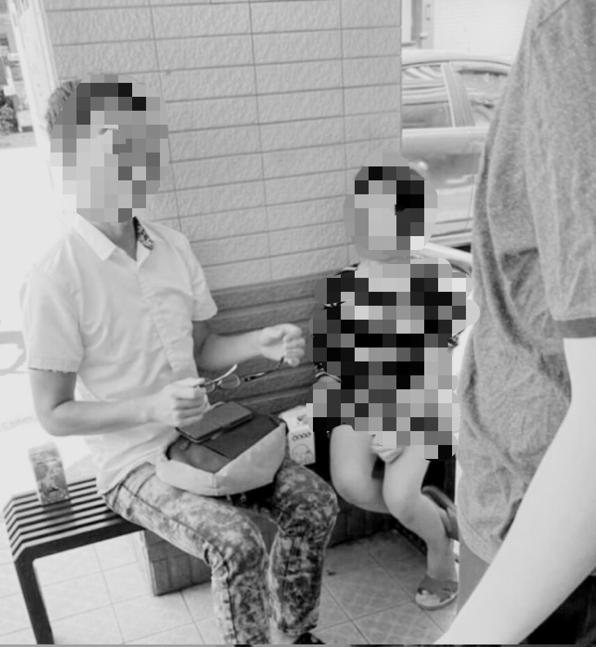 ▲照片中的中年男子被民眾目擊，手疑似在女童大腿「游移」。（圖／記者陳聖璋翻攝）