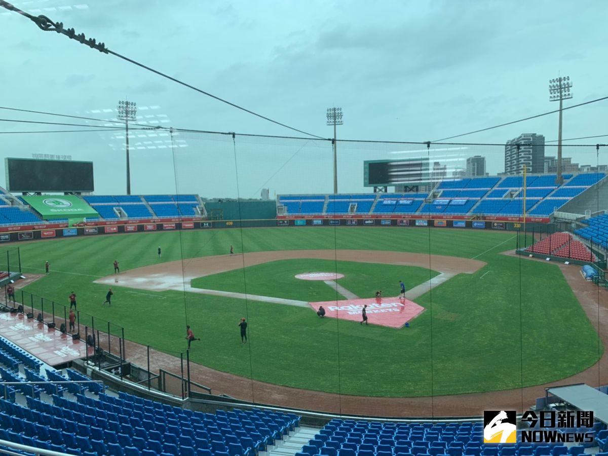 ▲桃園球場大雨延賽。（圖／吳政紘攝）