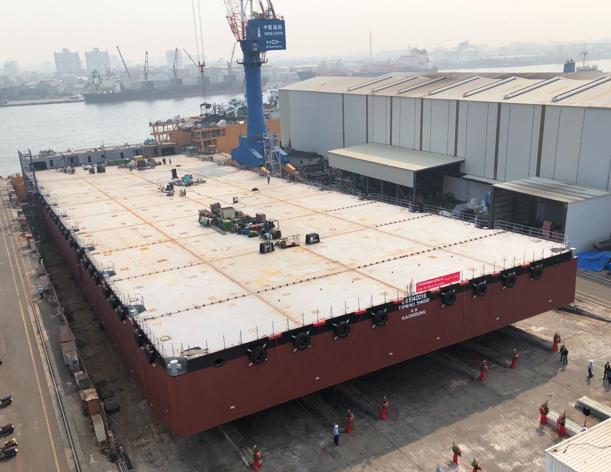 ▲台灣港務港勤公司新造140M非自航式平台駁船，目前已進入最後測試階段。(圖／記者黃守作攝，2020.05.21) 