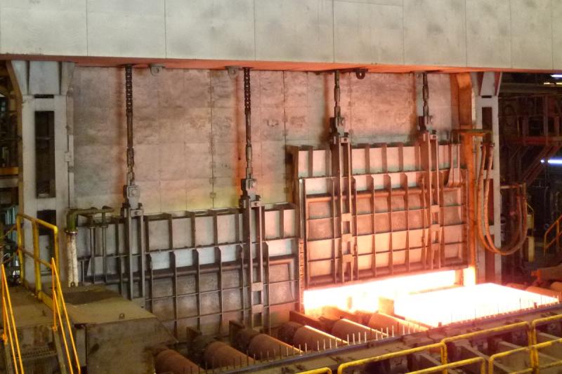 ▲中鋼公司改造鋼板工場一號加熱爐，期能朝更節能減污的精緻鋼廠目標邁進。(圖／記者黃守作攝)
