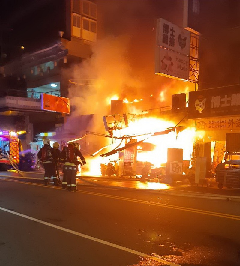▲台中警消人員奮力撲滅中華夜市熊熊烈焰（圖/ 記者鄧力軍攝）