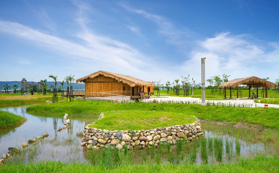 ▲十三行博物館旁，有北臺灣最大的考古主題園區「新北考古公園」，獨特的史前造景結合情境式體驗，成為新興熱門文化休閒地標。(圖/十三行提供)
