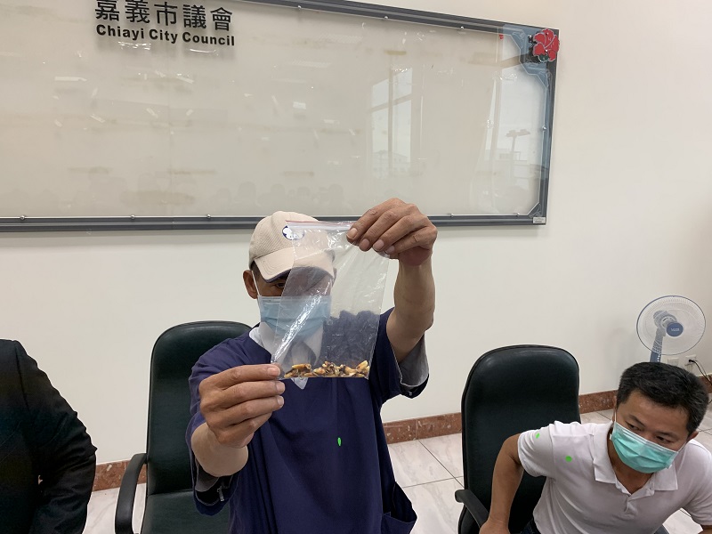 ▲嘉市府陳姓獸醫師遭霸凌，提掉落牙齒控訴不法。（記者陳惲朋攝）