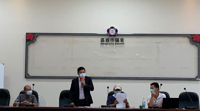 ▲嘉義市議員陳家平(站)陪同在嘉義市議會會議室,舉行控訴記者會。(記者陳惲朋攝)