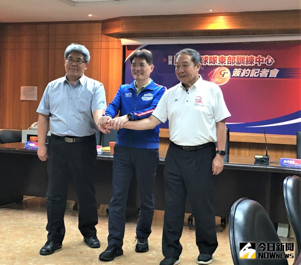 ▲「國家棒球隊東部訓練中心」簽約記者會，台東體中校長林鴻源(左起)、體育署長高俊雄、棒協副理事長林華韋。（圖／鍾東穎攝 ,2020.05.21）