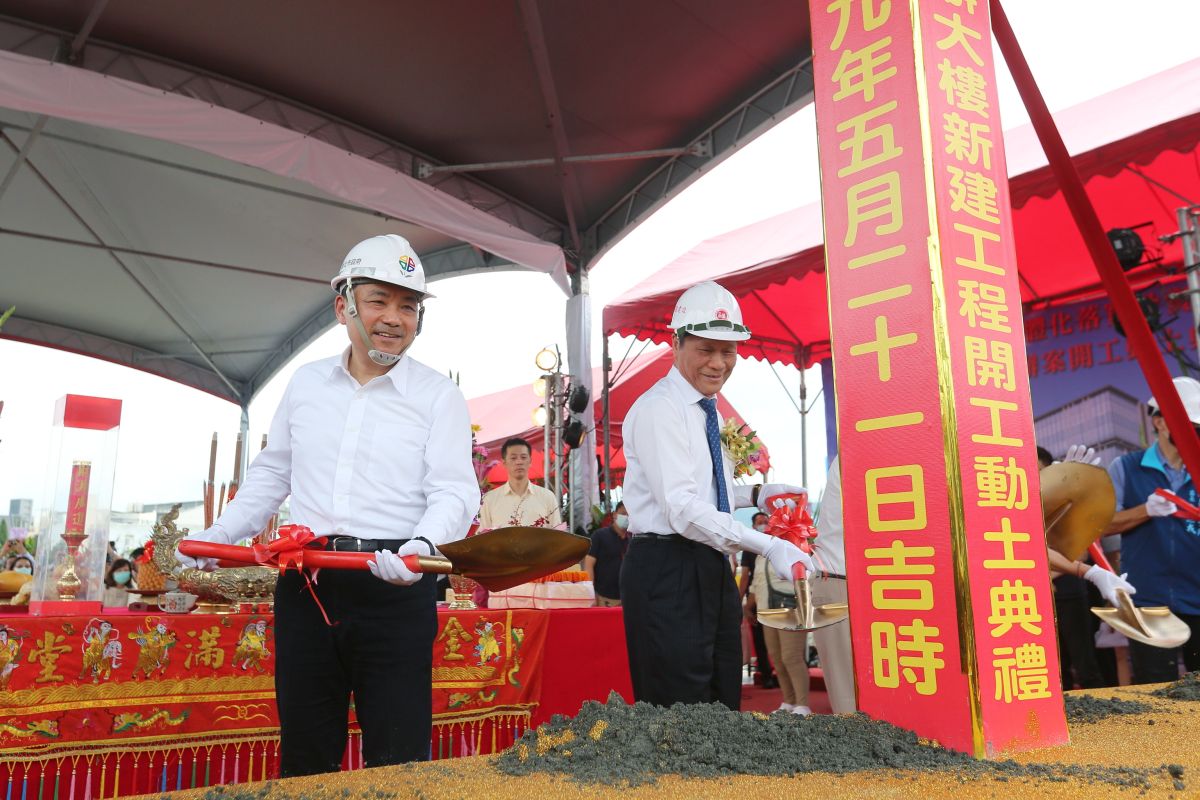 ▲華固建設於新莊購地，斥資18.47億元興建地上12層、地下2層的廠辦大樓，並捐贈公益空間及750萬元給市府設置公共托育中心。（圖／新北市新聞局提供）