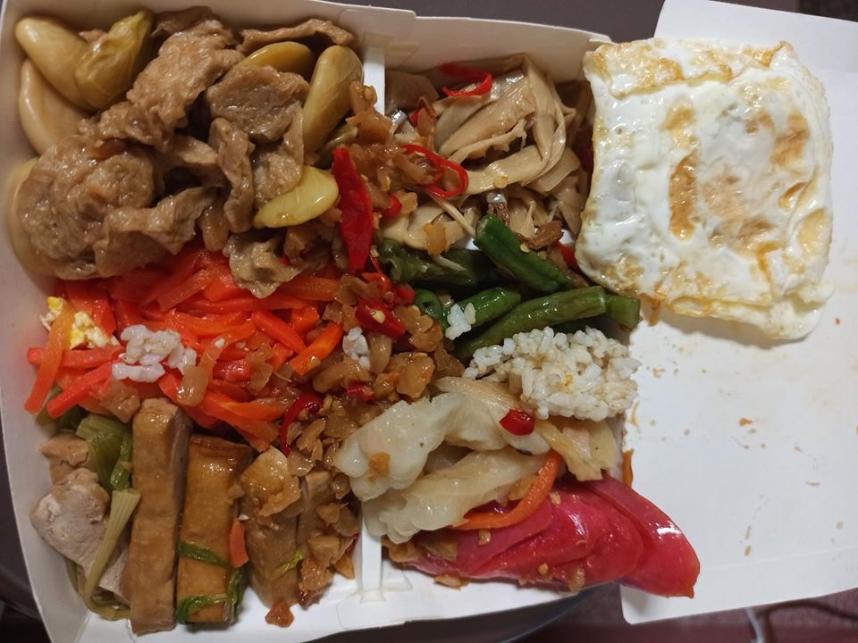 ▲網友分享自己的便當，豐富菜色竟只要價 40 元，讓大家好羨慕。（圖／翻攝自爆廢公社二館）