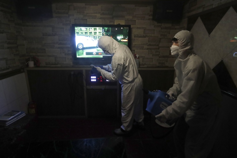 ▲ KTV 等密閉空間，成了近日南韓新冠肺炎本土病例再起的傳播溫床。圖為今年 4 月南韓士兵於首爾 1 家 KTV 消毒的照片。（圖／美聯社／達志影像）