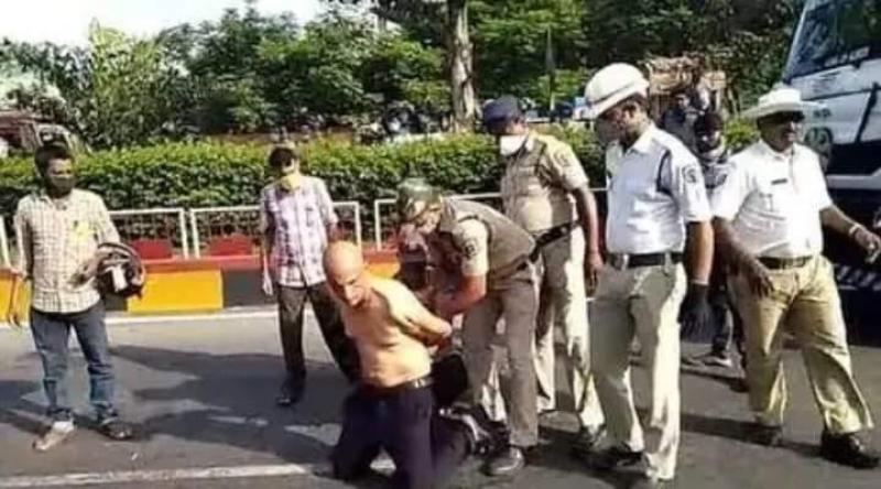 ▲印度一名醫師被當街逮捕。(圖/翻攝India Times)