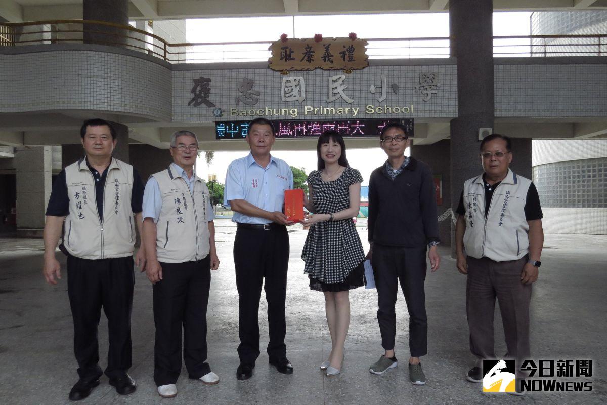 ▲頒發「馬鳴山鎮安宮五年千歲獎助學金」。（圖／記者洪佳伶攝,2020.05.21）