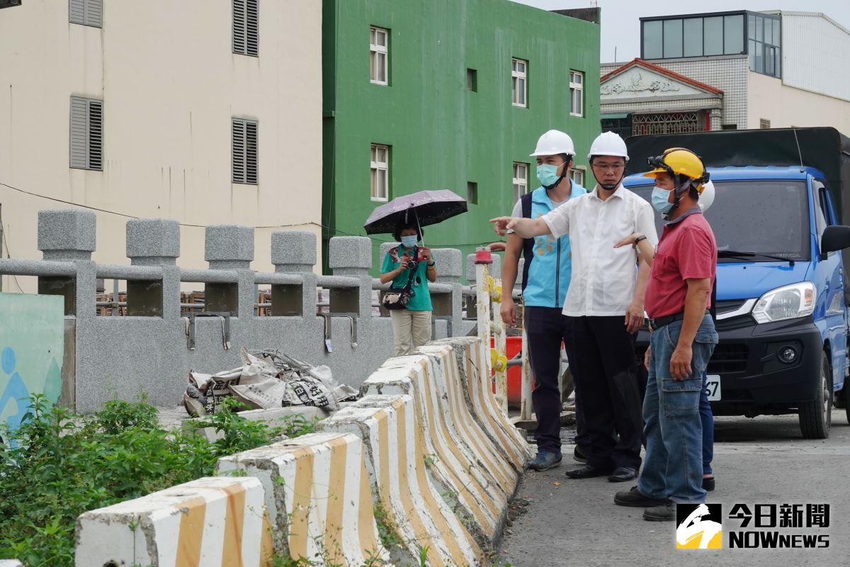 ▲為防梅雨引發的淹水災情，鹿港鎮長許志宏前往文開抽水站現場測試抽水機的運作是否正常。（圖／記者陳雅芳攝，2020.05.21）