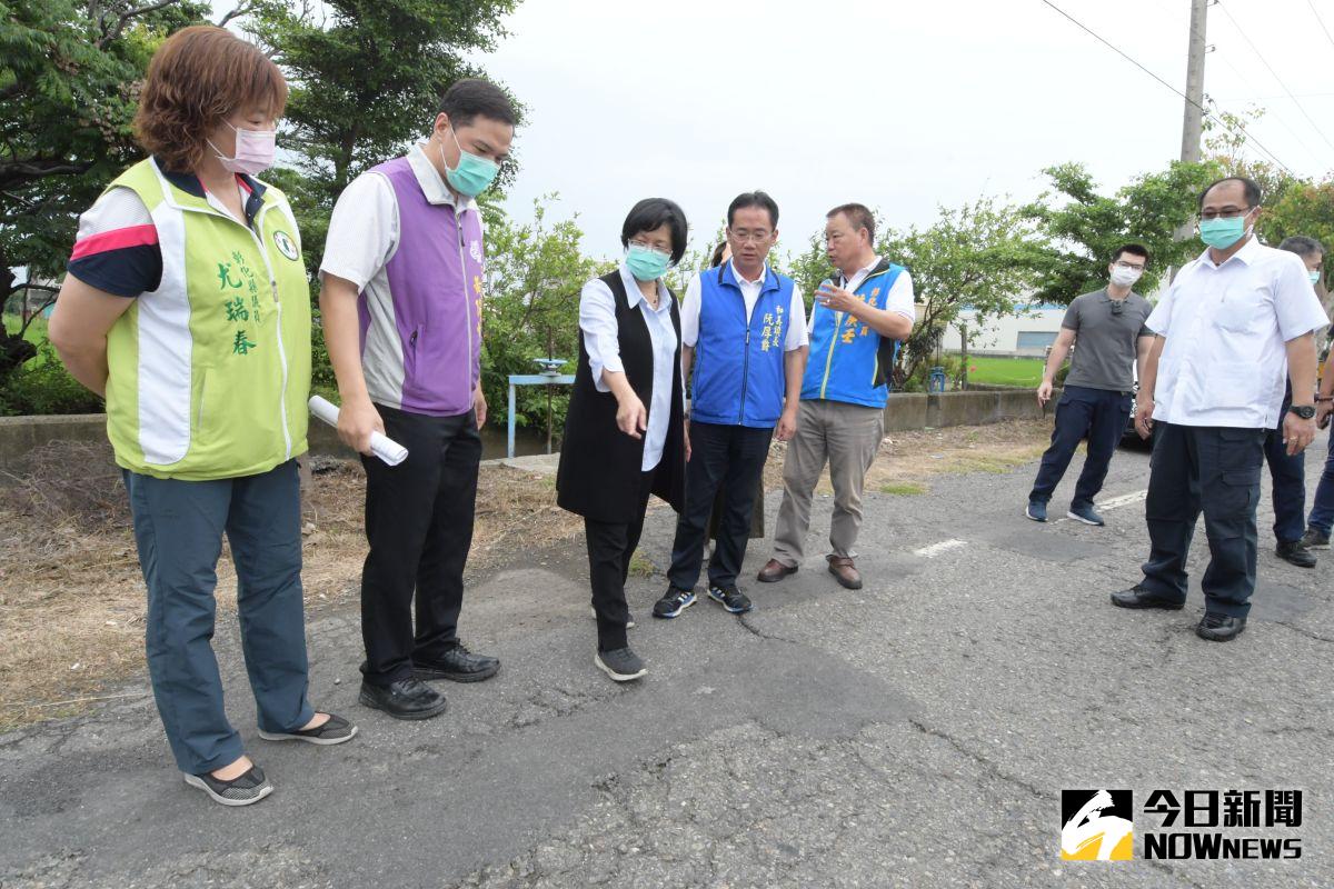 ▲彰化縣長王惠美視察線西鄉中車路、和美鎮西美路以及彰和路二段等3路段改善工程，強調：兩年內不得再開挖。（圖／記者陳雅芳攝，2020.05.21）