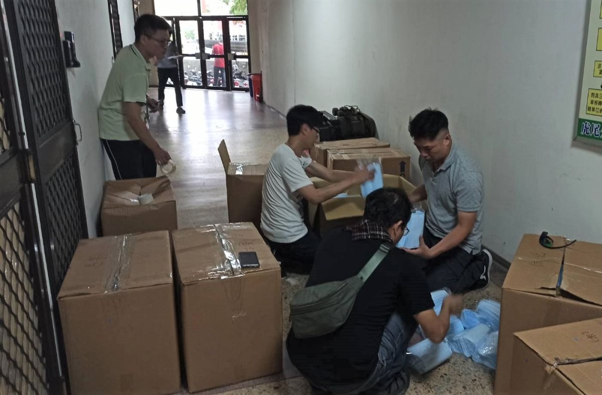 ▲虎尾分局與海巡署嘉義查緝隊在雲林地檢署指揮下，在彰化縣大村鄉查獲地下口罩製造工廠。（圖／記者蘇榮泉攝，2020.05.21）