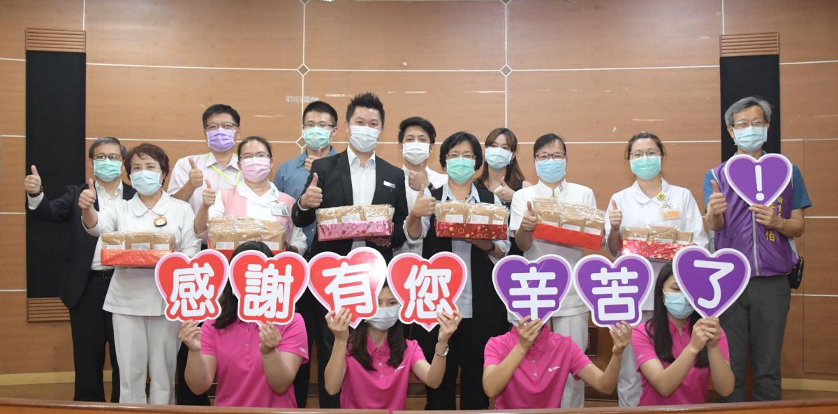 ▲賓特立公司捐出醫療彈性襪，委由縣長王惠美轉贈給縣內設有新冠肺炎採檢站11家醫院的防疫人員，減輕醫護人員工作時的腳部壓力。（圖／記者陳雅芳攝，2020.05.21）