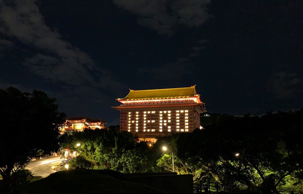 ▲圓山大飯店打出HERO字樣，為防疫英雄打氣。（圖／文化總會提供）