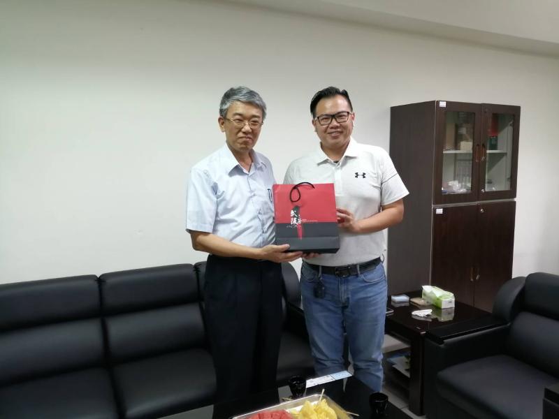 ▲彰化縣榮民服務處處長楊雨榮今(21)日拜會彰化縣中小企業榮譽指導員協進會會長徐健哲,期能協助退除役官兵順利銜接職場。(圖/記者葉靜美攝,2020.05.21)