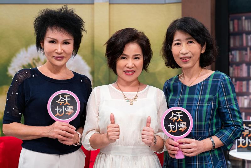 ▲陳佩琪(右起)、楊月娥、譚敦慈開心合照。(圖/MOMOTV)