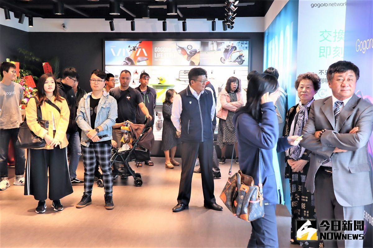 ▲立委楊曜痛批縣府對購買燃油車民眾不公，並質疑副議長陳雙全家族經銷知名品牌的電動機車，縣府今年就動用離島建設基金，補助電動車購置。（圖／記者張塵攝）