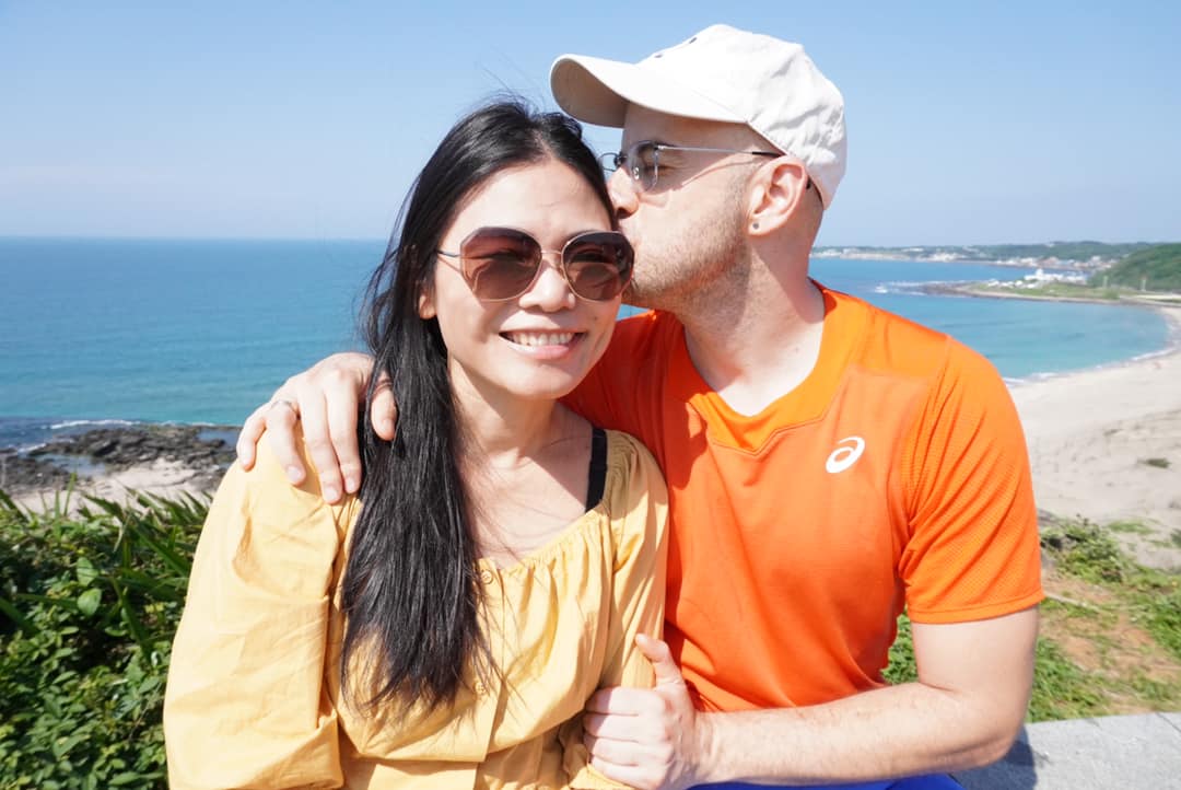 ▲吳鳳老婆陳錦玉（左）回應外貌被攻擊一事。（圖／吳鳳臉書）