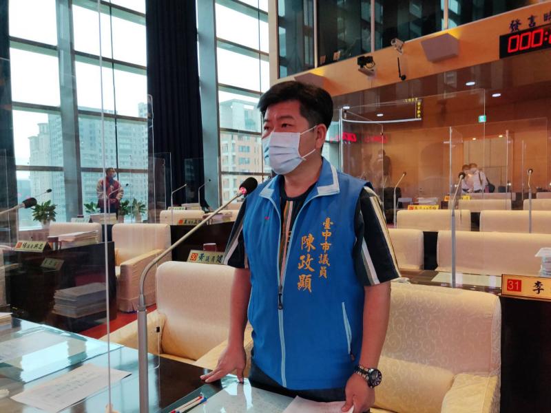 ▲市議員陳政顯質詢指出,疫情減緩,要求逐步恢復正常生活。(圖/柳榮俊攝2020.5.21)