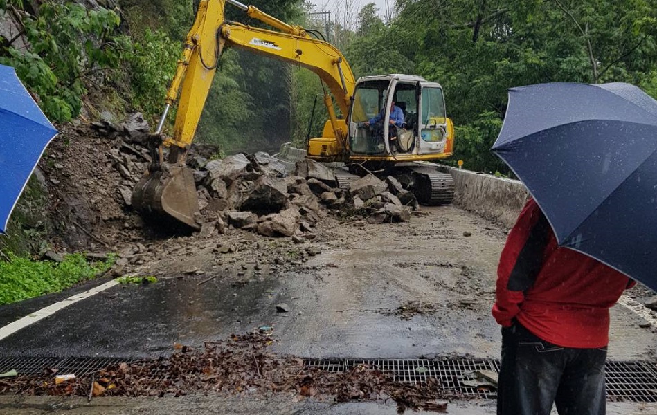 ▲受豪大雨影響，嘉義縣山區部份路段發生坍方，已經及時搶通。(圖／嘉義縣政府提供）