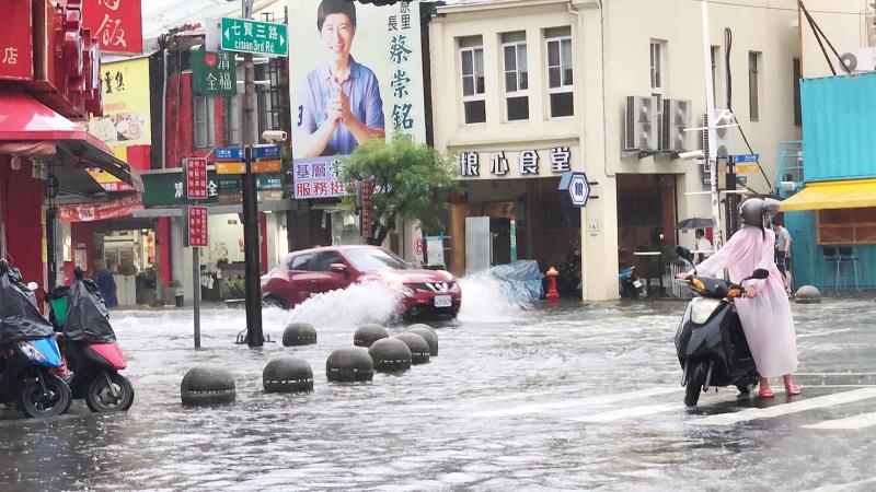 影/高雄8地區一級淹水警戒 多處路段「水深達輪胎高」