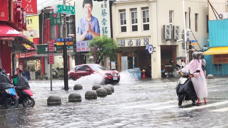 影／高雄8地區一級淹水警戒　多處路段「水深達輪胎高」
