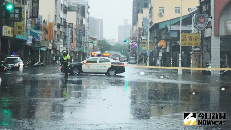 ▲高雄市今(22)日受西南氣流影響豪大雨不斷，市區多處出現積水情形，警方特別在積水路段設置警戒線。（圖／記者郭俊暉攝，2020.05.22）