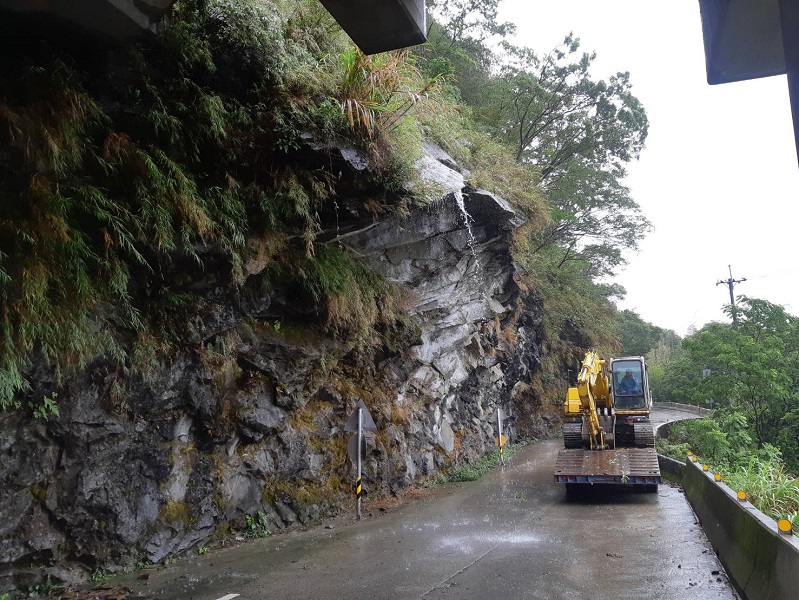 ▲雨勢造成山區169、155兩線道路一度中斷，雖經搶通，但落石仍不斷。(圖／嘉義縣政府提供）