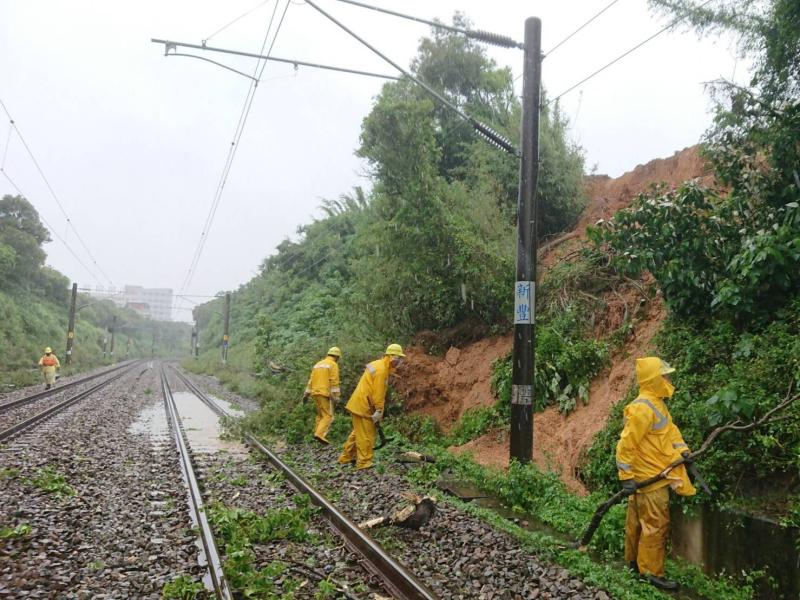 ▲因豪雨致土石滑落侵入至路線內，台鐵新豐－竹北列車恐有延誤。（圖／台鐵）