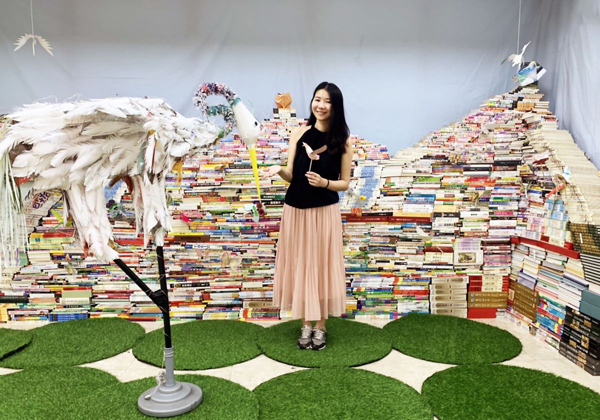 ▲新北市立圖書館為迎接世界環境日，利用上千本民眾捐的二手書籍推疊出的「漂書山」、二手書燈塔。（圖／新北市圖書館提供）