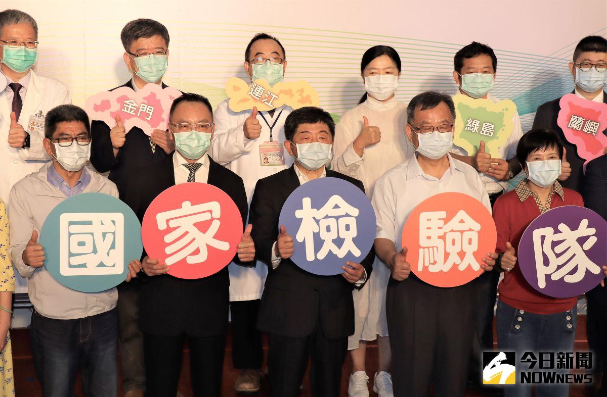 ▲鐵人部長陳時中搭機跨海到澎湖，代表接受瑞基海洋生物所捐贈的5台新冠病毒「自動化核酸分析儀」給衛福部澎湖醫院等5個單位，希望組成檢驗國家隊。（圖／記者張塵攝，2020.05.22）