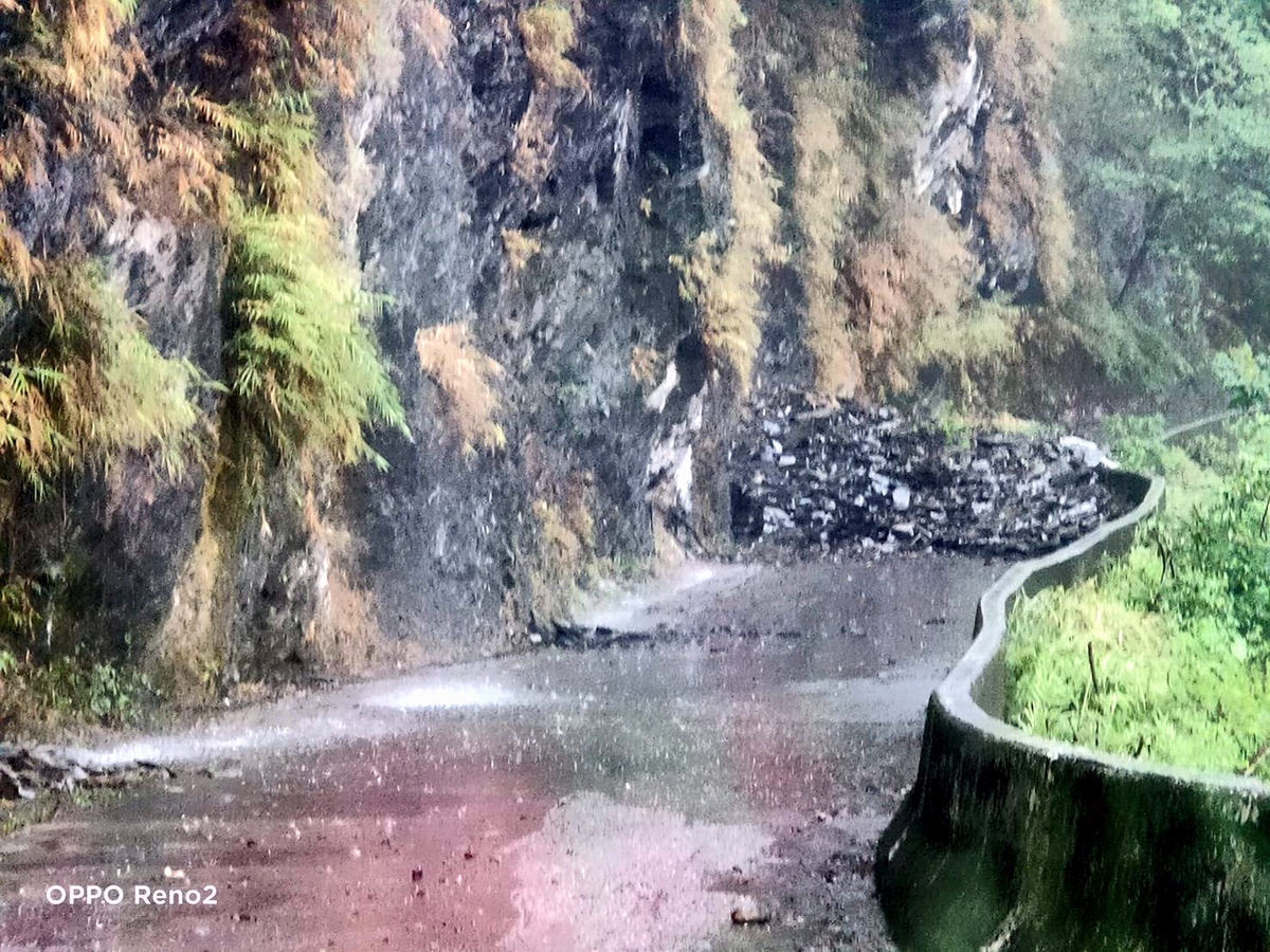 ▲因豪雨屏東縣三地門鄉德文段谷佳聯絡道4.2K處道路崩坍。（圖／屏東縣政府提供 , 2020.05.22）