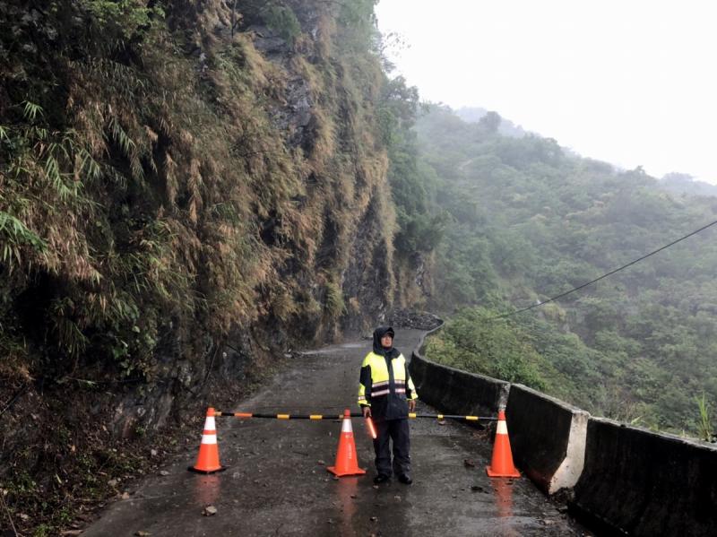▲屏東縣三地門鄉德文段谷佳聯絡道4.2K處道路崩坍,三地門分駐所副所長溫東光、警員黃威誠前往交通管制,.目前道落封閉,無法通行。(圖/屏東縣政府提供
