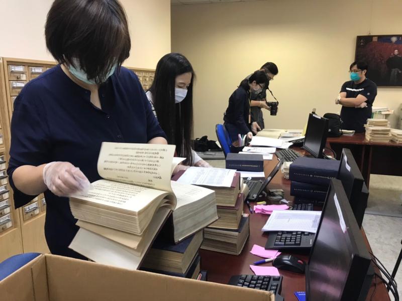 黨產會22日派員到國民黨中央調閱革實院資料。( 圖 / 黨產會提供 )