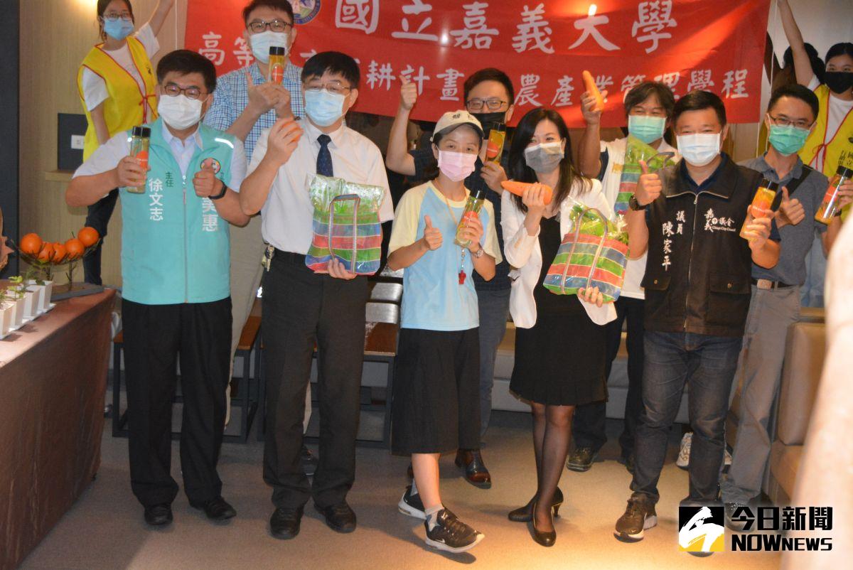 ▲嘉義大學與福泰桔子商旅嘉義文化店簽訂產學合作契約。（圖／記者郭政隆攝影2020.5.22）