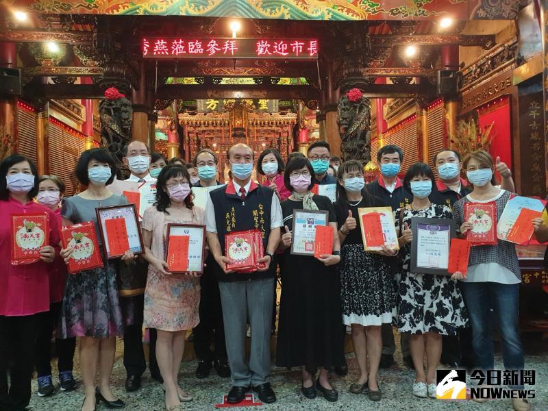 ▲感謝南天宮捐款助學校,十所學校校長親自送上感謝狀,感謝南天宮義行。(圖/金武鳳攝,2020.5.22)